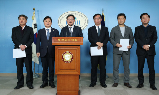 2일 오후 서울 여의도 국회 정론관에서 더불어민주당 예산심사소위 김현권(왼쪽부터) 최인호  전해철 맹성규 임종성 송갑석 위원이 기자회견을 하고 있다. 연합뉴스